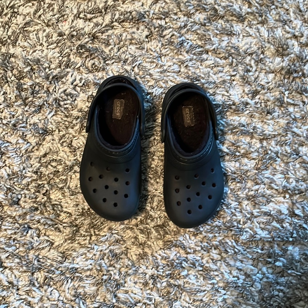 Black lined crocs